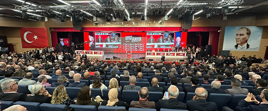 CHP'nin 22. Olağanüstü Kurultayı'nda seçimlere geçildin