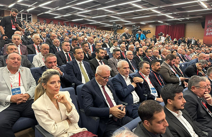 CHP'nin 22. Olağanüstü Kurultayı'nda seçimlere geçildin