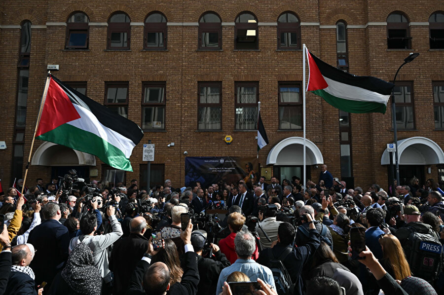 İngiltere’nin Filistin Devleti'ni tanıma kararının ardından Londra’da açılan Filistin Büyükelçiliği binasında bayrak çekme töreni düzenlendi.