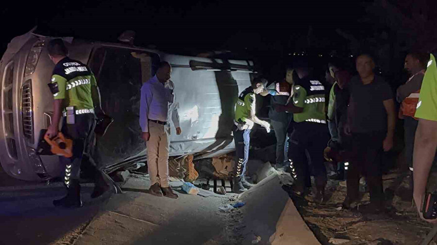 Gaziantep'te trafikte akıl almaz olay! Lastiği patlayan minibüs taklalar atarak devrildi: İki ölü, 8 yaralı