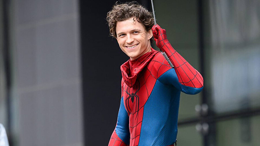 Ünlü oyuncu Tom Holland, Spider-Man: Brand New Day filminin setinde bir kaza geçirdi.