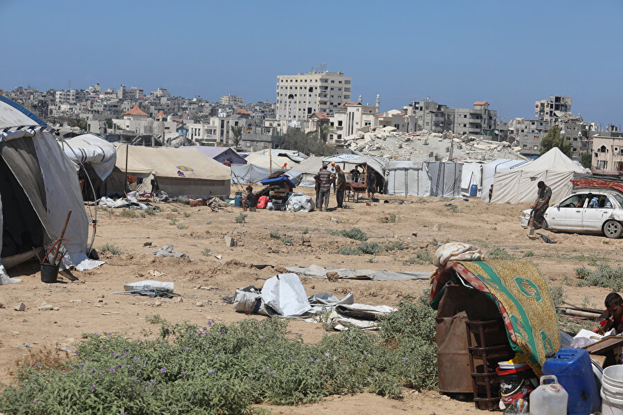 İsrail'in göçü dayattığı Gazze'de 'ölülerin yattığı' mezarlıklar, 'diriler' için sığınak oldu.