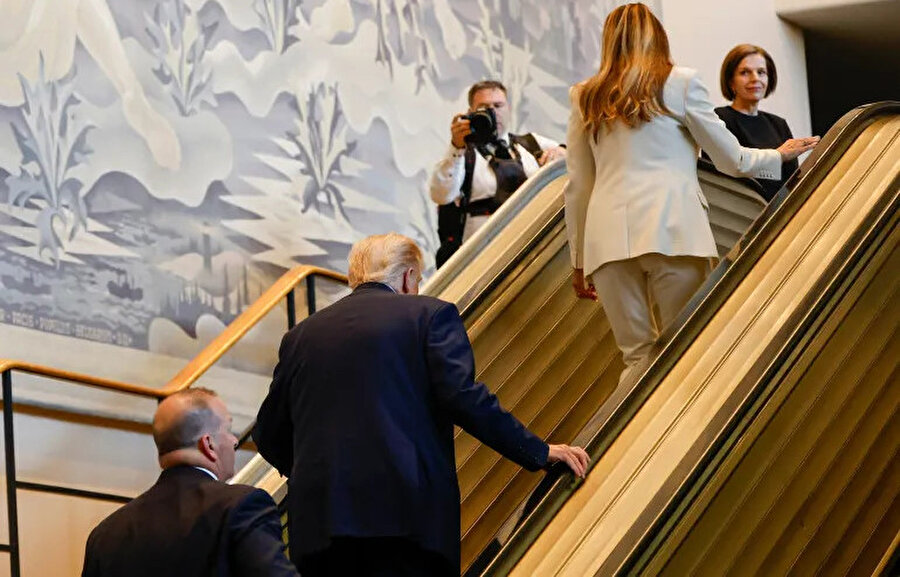 Trump'ın bindiği yürüyen merdiven bozuldu