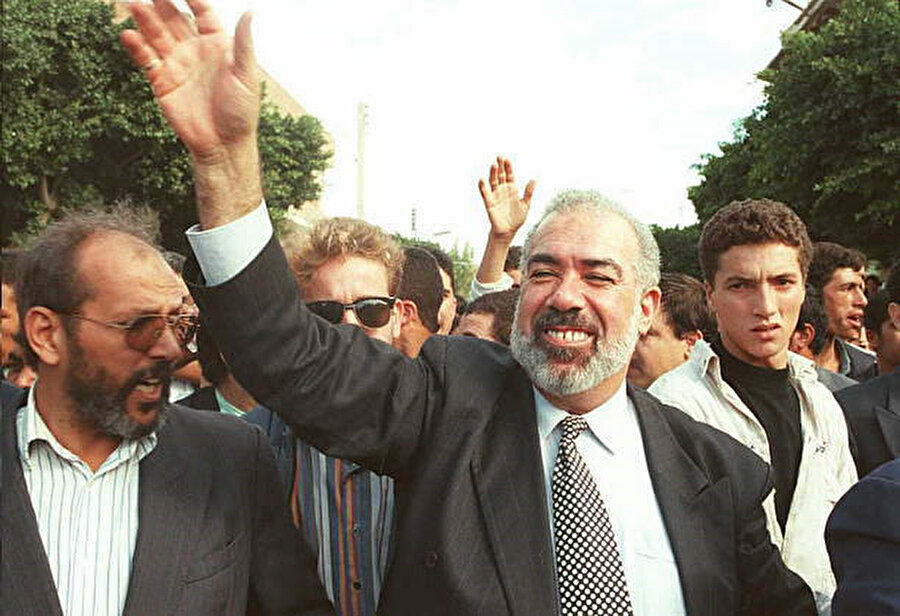 Mahfuz Nahnah cumhurbaşkanlığına aday olsa da seçimlerde birinci gelemedi.