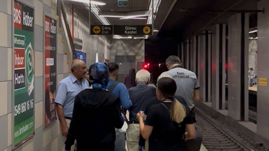 Çocukların çarptığı yaşlı adam metro raylarına düştü.