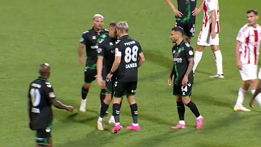 Burak Altıparmak - Caner Erkin kavgası.