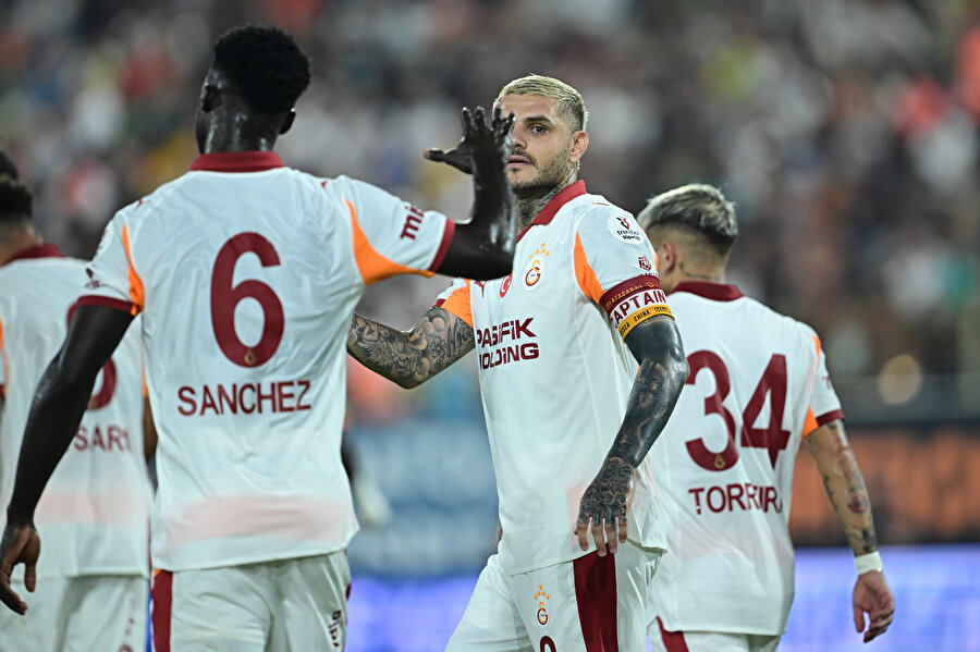 Galatasaray'ın golü öncesi ihlal mi var? Tartışma konusu olan o pozisyonu Trio hakemleri yorumladı...