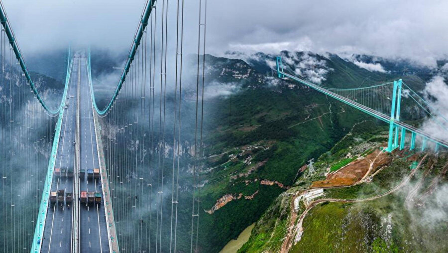 Çin'de dünyanın en büyük köprüsü açıldı