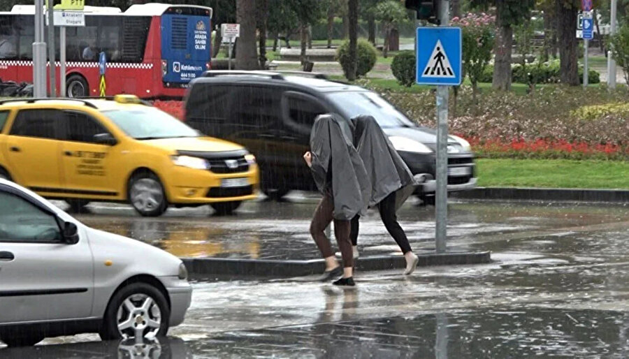 Anadolu Yakası'nda yaşayanlar dikkat! Meteoroloji’den peş peşe uyarılar: İstanbul ve 6 ilde kuvvetli sağanak