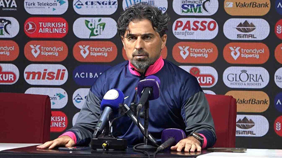 Basın toplantısı 30 saniye sürdü: İlhan Palut'a soru sorulmadı