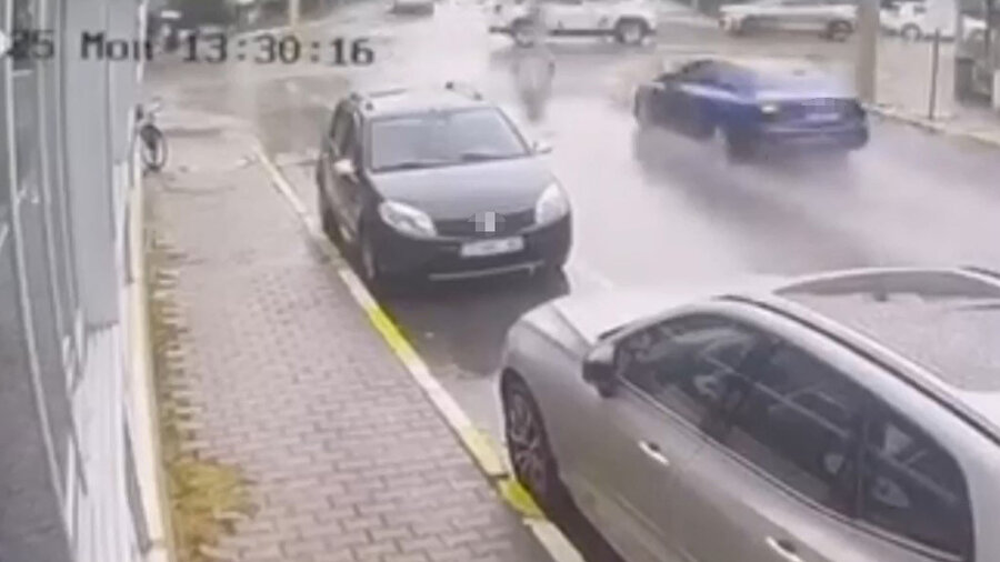 Balıkesir'de polisin 'dur' ihtarına uymadı: Önce yayalara, ardından araçlara çarptı