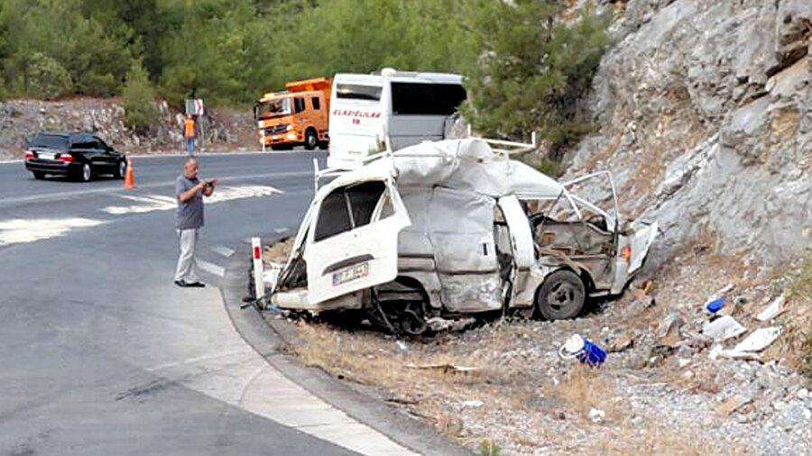 Antalya'da minibüsle yolcu otobüsü çarpıştı: Bir ölü, bir yaralı
