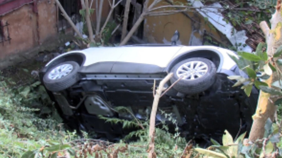 İstanbul Sarıyer’de cip bir evin bahçesine uçtu