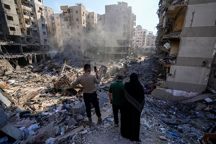 İsrail'in saldırılarında, tıpkı iç savaş yıllarındaki gibi harabeye dönen Lübnan sokakları...