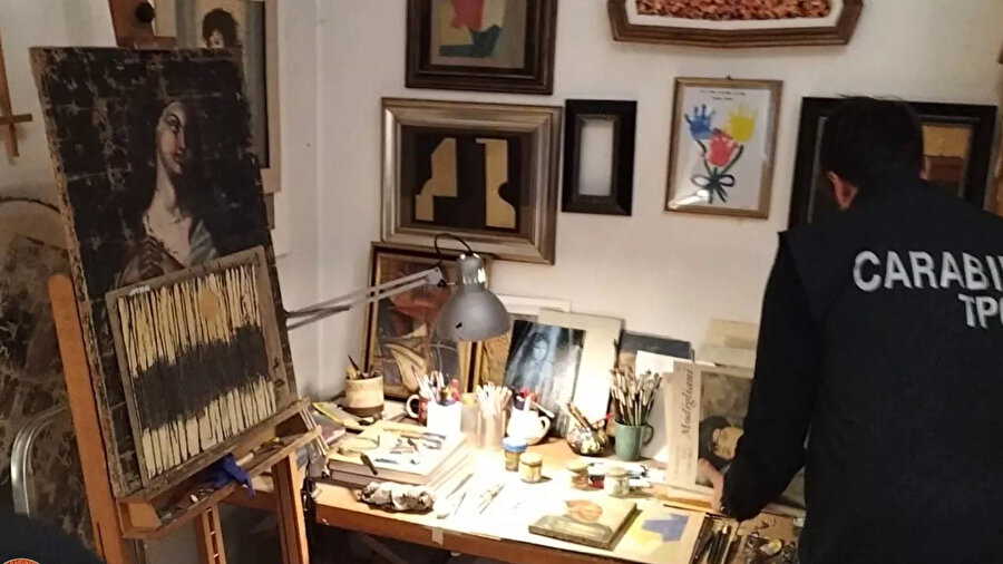 Sahte eserleri e-Bay'de satan bir sanat sahteciliği atölyesi keşfedildi.