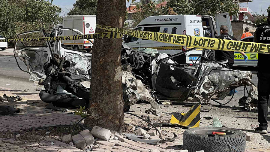 Kırmızı ışıkta duran otomobile arkadan son sürat çarptı