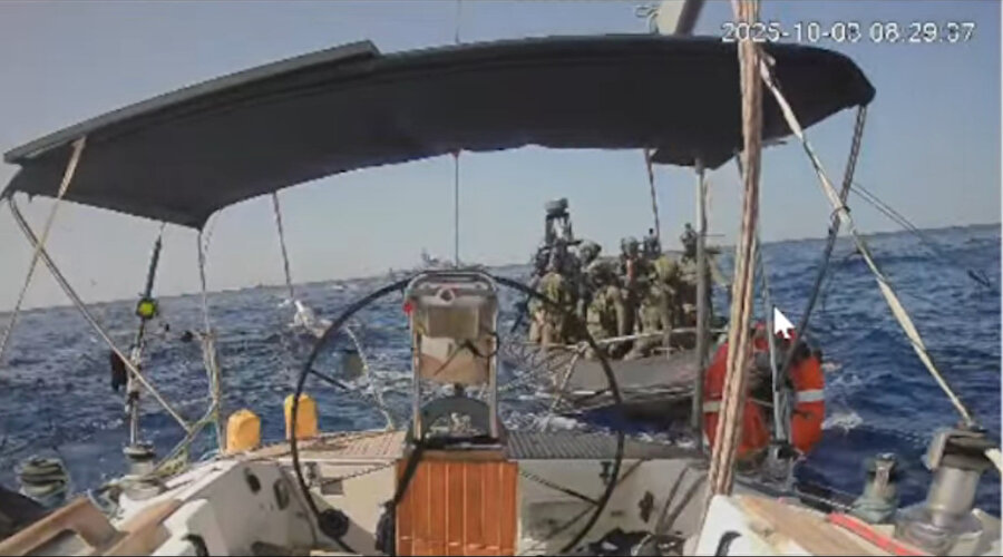 Altı kişilik bir mürettebatı olduğu bildirilen Polonya bandıralı Marinette, bir zamanlar 44 kişilik bir filo olan Küresel Sumud Filosu'nun İsrail tarafından ele geçirilen son gemisiydi.