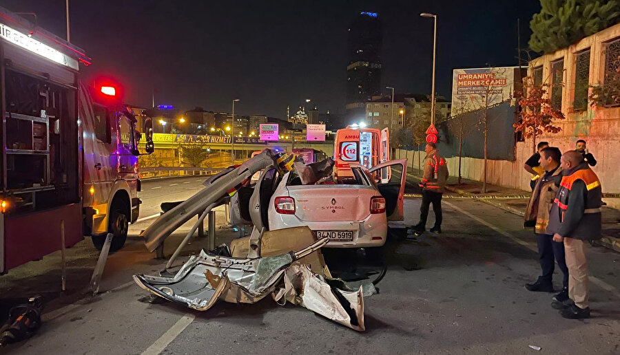 İstanbul'da korkunç kaza: Otomobil bariyerlere saplandı... 1 ölü, 1 yaralı