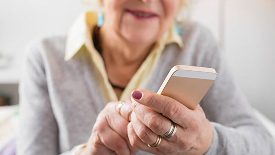 50 yaş üzeri bireyleri dijital dünyaya hazırlamak için 3. Yaş Üniversitesi açıldığını duyurdu. 