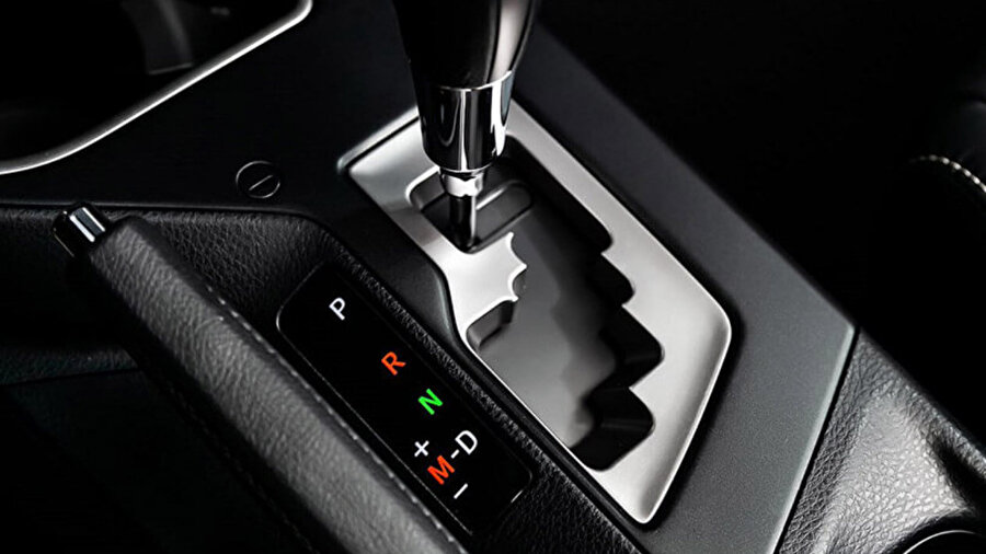 Otomatik vites araba kullananlar dikkat; bunu yapmayın: Arabaya zarar veriyor, ömrünü kısaltıyor