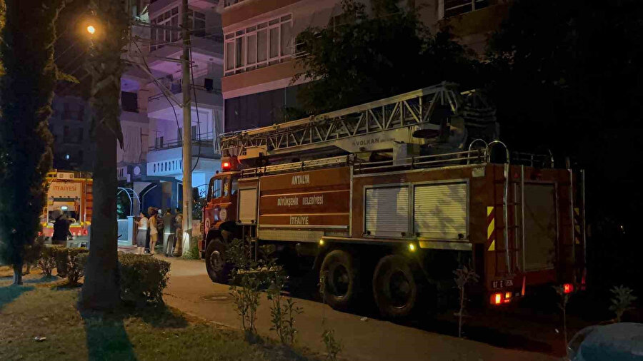Antalya'da 5 katlı binada yangın: Bir kişi hayatını kaybetti