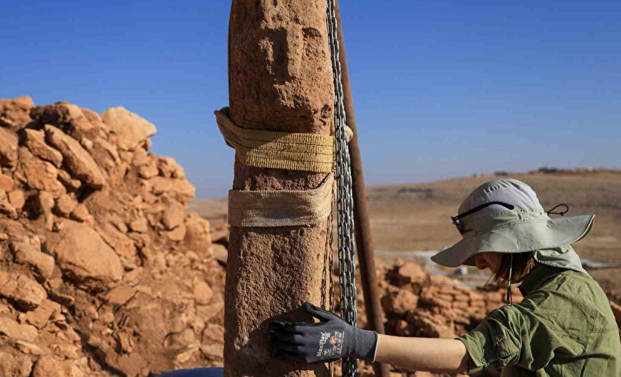 İnsan yüzlü T biçimli dikilitaş bulundu.