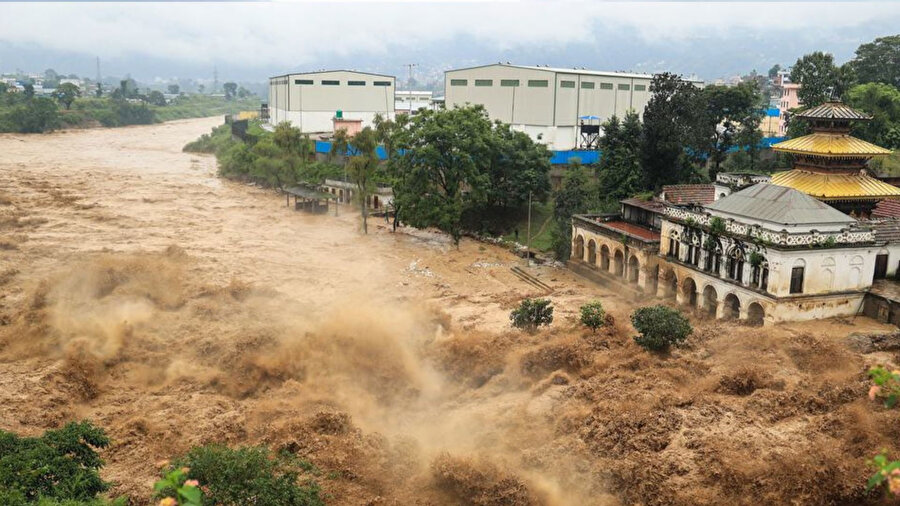 Nepal'de geçtiğimiz hafta başlayan şiddetli yağışlar sel ve toprak kaymalarına sebep oldu.