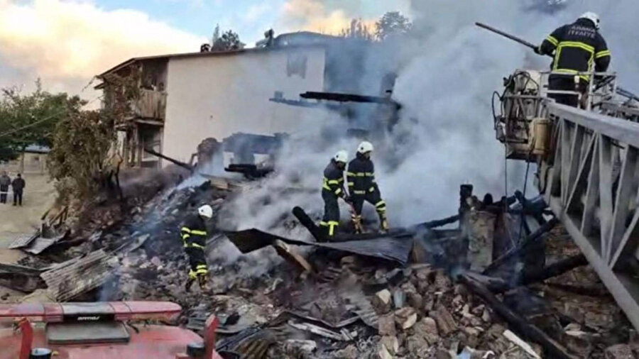 Engelli kardeşler çöken evin altında can verdi.