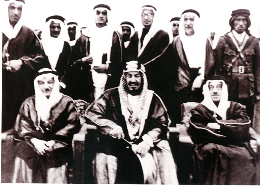 Suudi Arabistan Kralı Abdülaziz, Arap konukları ağırlıyor. Solunda oturan Cemil Mardam Bey, sağında ise Riyâd Sulh. Prens Fahd bin Abdülaziz (sonradan kral oldu), babasının arkasında duruyor.