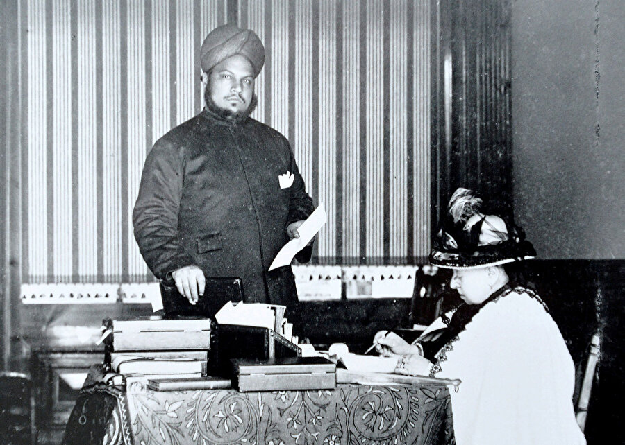 Kraliçe Victoria ile Müslüman Hintli Abdulkerim arasındaki yakın dostluk, hâlâ ilgi çekmeye devam ediyor.