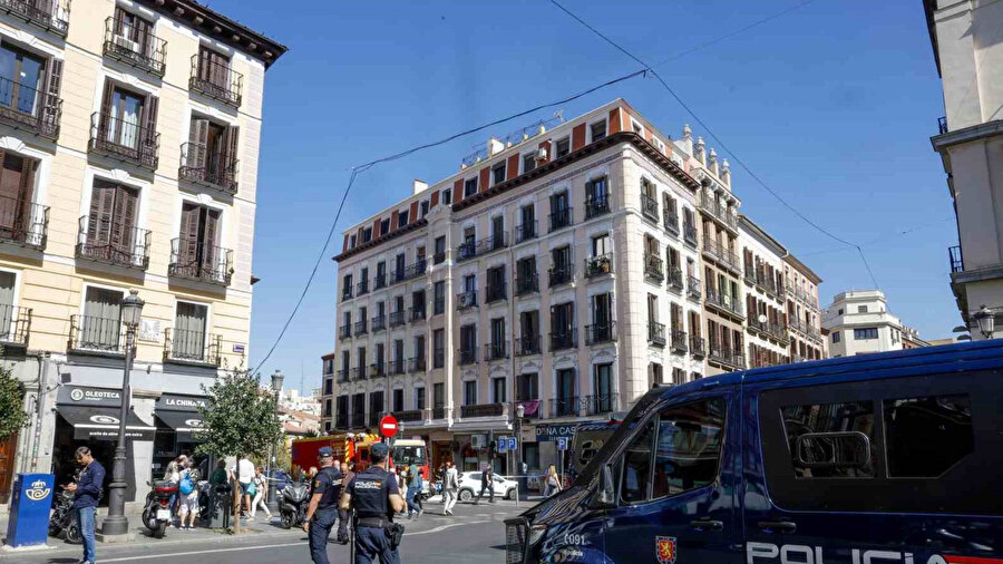 ​İspanya’nın başkenti Madrid’de, otele dönüştürülmek üzere inşa edilen 6 katlı bir binada dün çökme yaşandı.