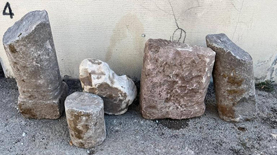 Çankırı'da tarihi eser olarak değerlendirilen taş bloklar ele geçirildi.