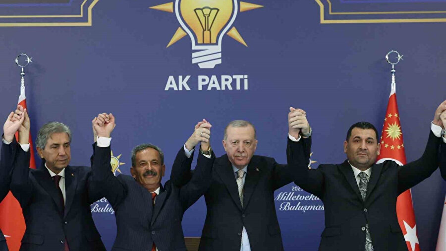 CHP, DP, DEVA ve YRP'den ayrılan 7 belediye başkanı bugün itibarıyla AK Parti'ye geçti.