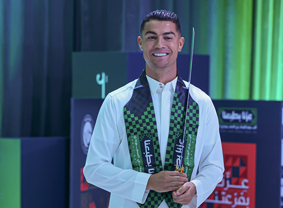 Ronaldo yine bir ilki başardı: Dünyanın ilk milyarder futbolcusu oldu