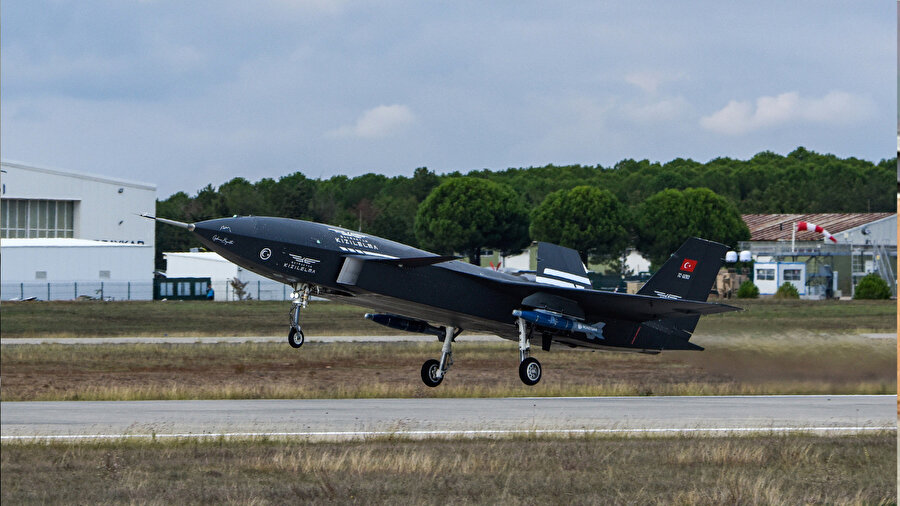 Bayraktar KIZILELMA'dan ilk atışta tam isabet: İki füze ilk kez kullanıldı!