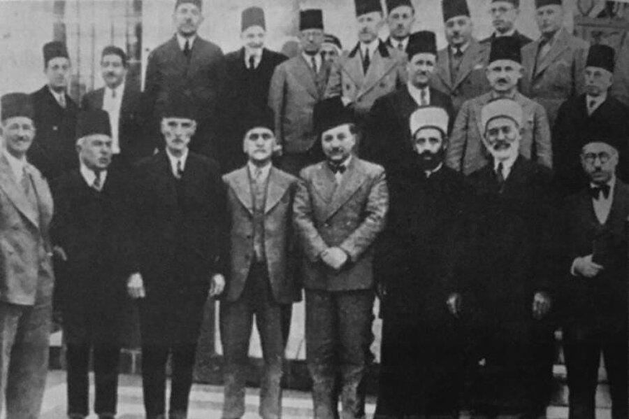 Riyâd Sulh (ön sırada sağdan dördüncü), Suriye'nin başkenti Şam'da.