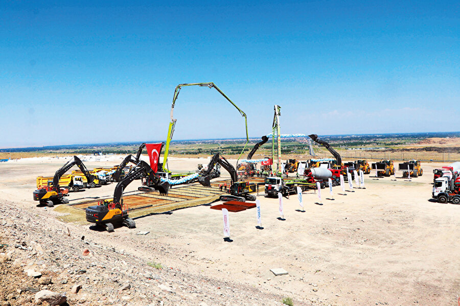 Anlaşma ile Zengezur Koridoru’nun işletmesi 99 yıllığına ABD’ye devredildi. İlham Aliyev, “Bugün Kafkasya’da barışı tesis ediyoruz. Savaşlar, işgal ve kan dökülmesiyle meşgul olarak çok uzun yıllar kaybettik” dedi.