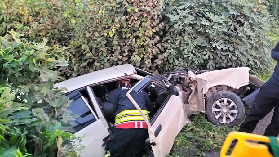 Otomobil refüjdeki elektrik direğine çarpıp, karşı şeride savruldu; iki yaralı