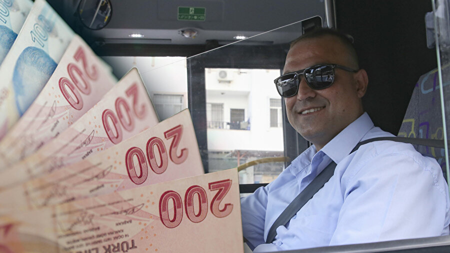 Hatay'da otobüs şoförü aracında unutulan poşetteki 103 bin lirayı sahibine teslim etti