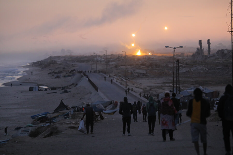 İsrail ordusunun ateşkes anlaşmasının yürürlüğe girmesinin ardından Gazze Şeridi'ndeki bazı bölgelerde kısmi çekilmeyi topçu ateşi ve hava saldırısı eşliğinde yaptığı bildirildi.