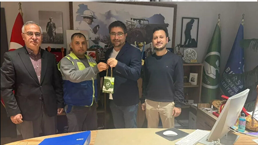 Hem çantanın sahibi hem de belediye, Sayhan’ı ödüllendirdi.