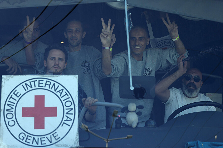 İsrail, Gazze'deki ateşkes kapsamında müebbet hapse mahkum ettiği 88 Filistinliyi serbest bıraktı.