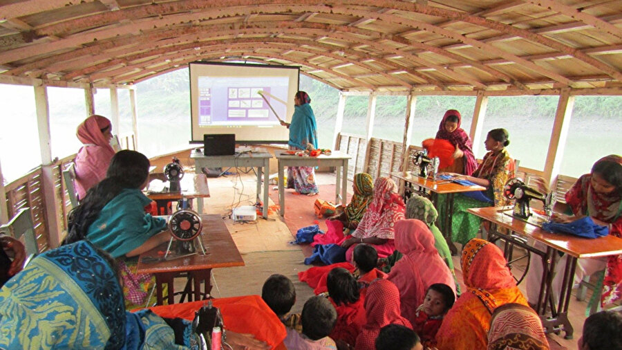Aylarca ulaşımın imkânsız hâle geldiği bölgelerde çocuklar artık okula gitmiyor; okul, botlarla onların ayağına geliyor.

​