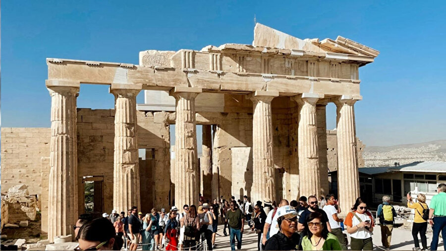 Atina’nın simgesi Parthenon, 20 yıl süren restorasyon sonrası iskelelerden arındırıldı