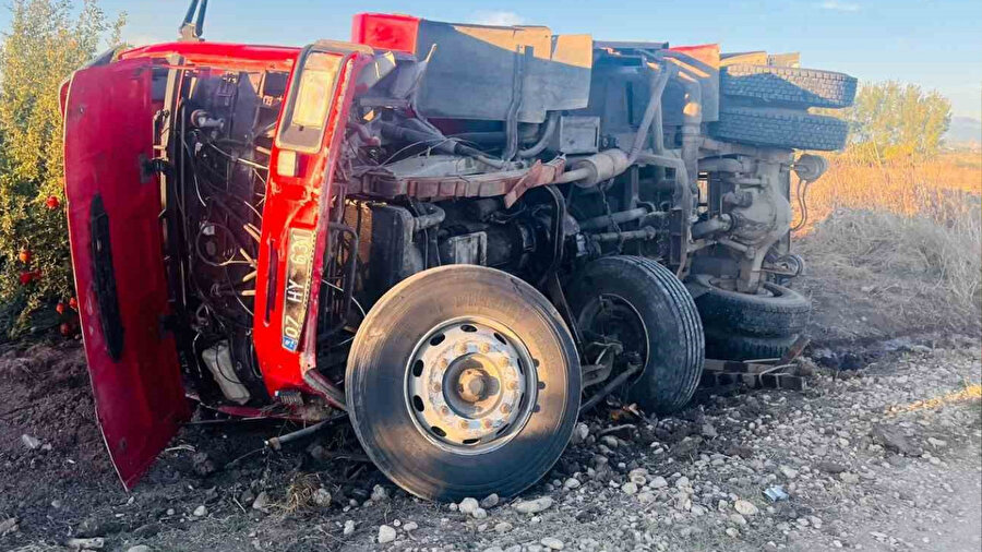 Antalya’da yangına giden itfaiye aracı devrildi: İki yaralı