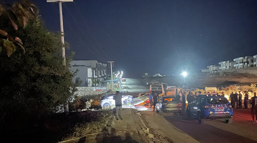 Diyarbakır'da "Dur" ihtarına uymayan sürücü SUV tipi aracıyla ikisi polise ait üç araca çarptı