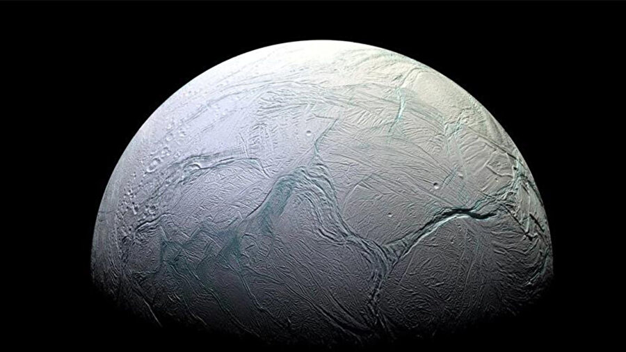 Bilim insanları, uydunun derin okyanusunda ve hidrotermal bacalarında yaşam izlerini araştırıyor