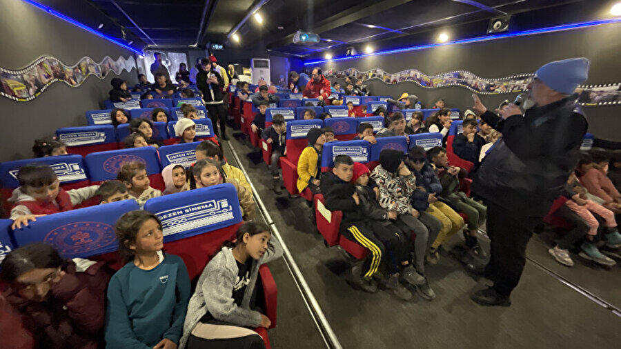 Gezen Sinema çadır kentlerde gösterimde