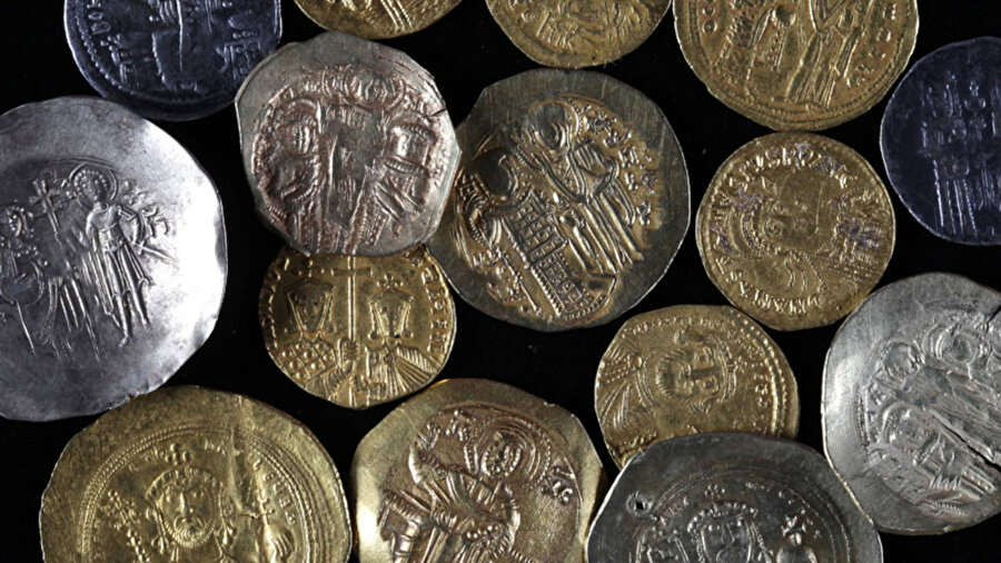 Evinin bahçesinde Orta Çağ hazinesi buldu.