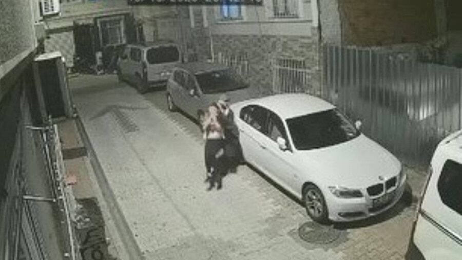 Kadını darbedip yerde sürükledi